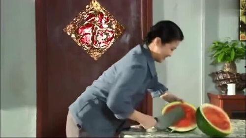 农村美女吃瓜图片,农村美女的夏日悠闲时光